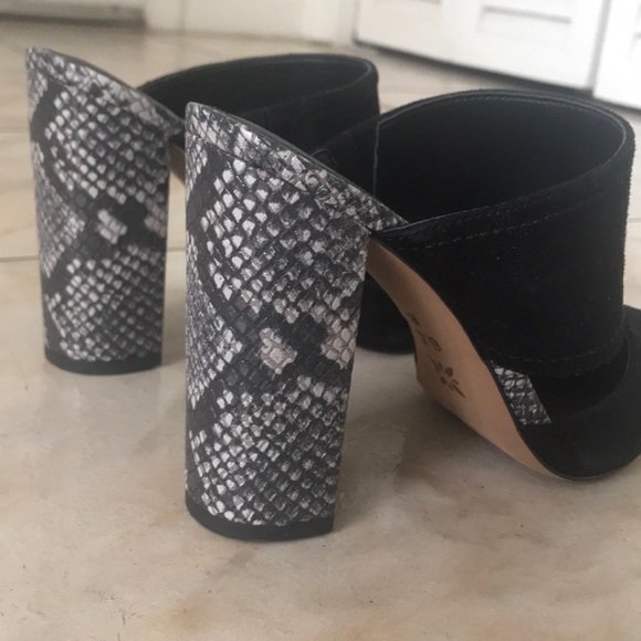 BCBG black and snake printed heel. - Picture 2 of 3